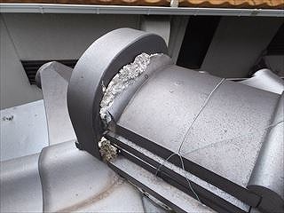 鬼瓦の周囲の漆喰がはがれている